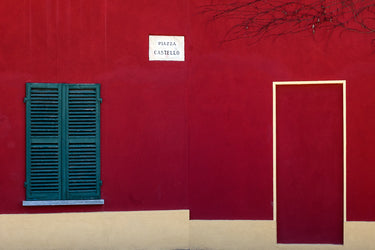 Muro rosso, persiane verdi, 'Piazza Castello'